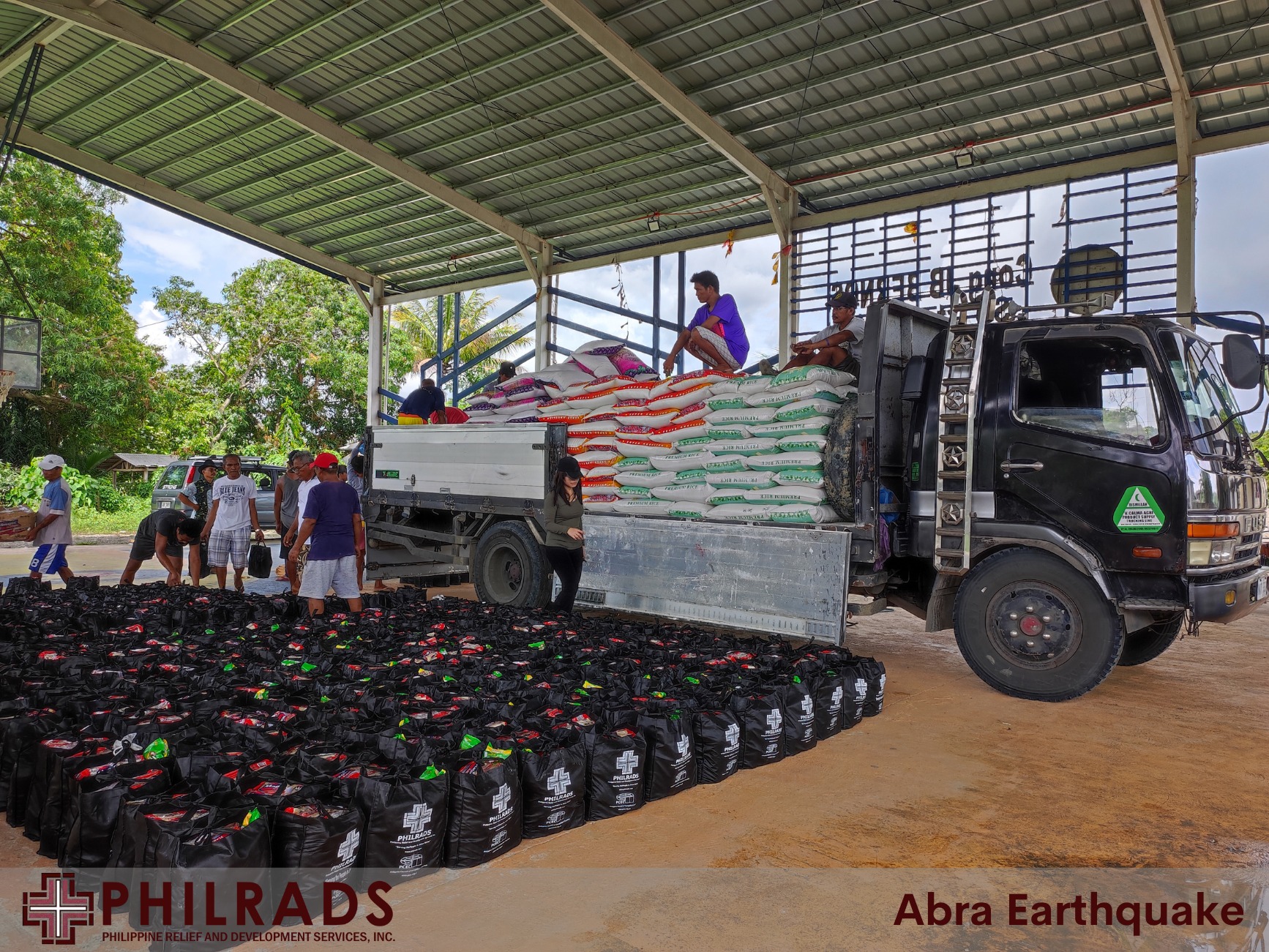 PHILRADS has distributed food assistance to the 390 earthquake-affected families in Barangay Sta. Rosa, Bangued.